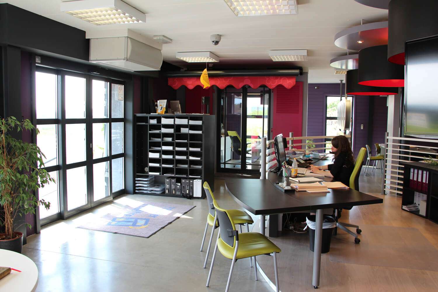 Atelier de la fenetre à Beauraing en Famenne a acquis une solide réputation en tant que spécialiste de la pose de menuiseries extérieurs en Belgique et dans le Nord de la France.