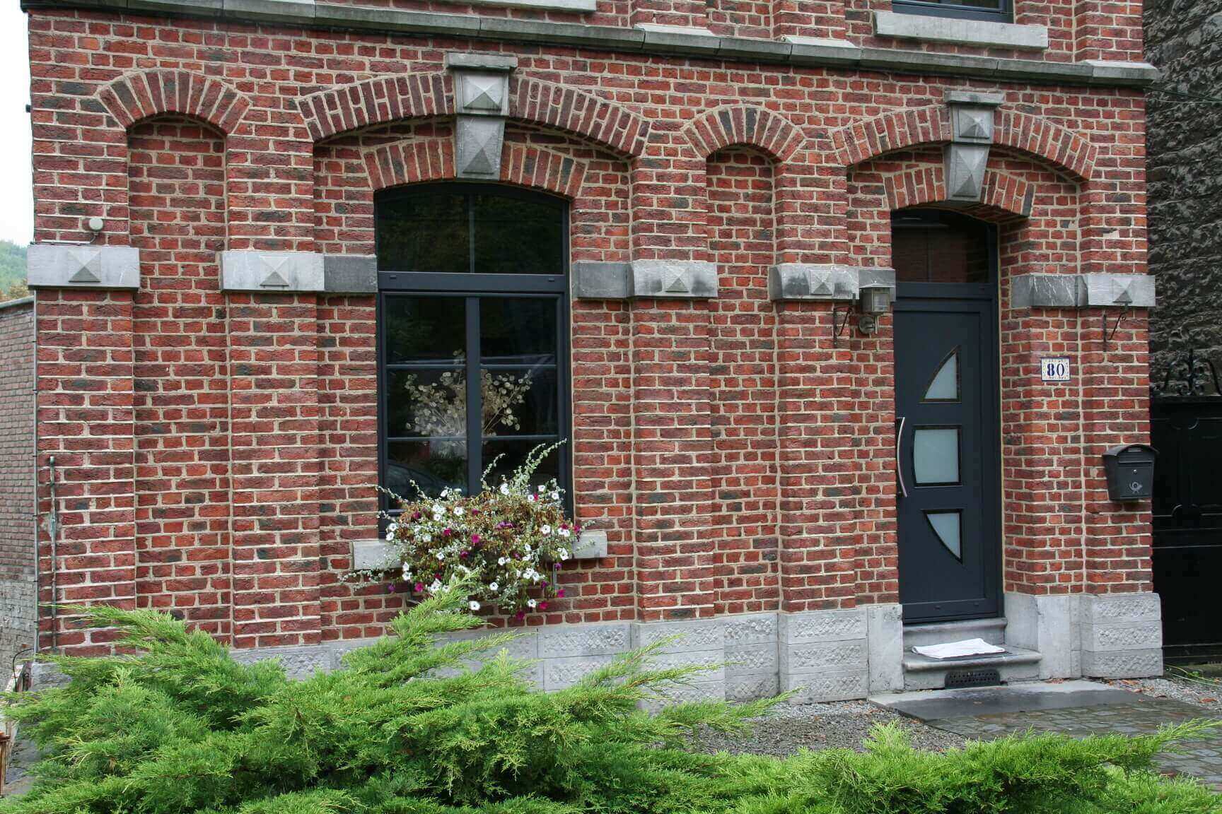 Les fenêtres en PVC sont un choix prisé et polyvalent pour les menuiseries extérieures. A découvrir a l'atelier de la fenêtre à Beauraing en Famenne.