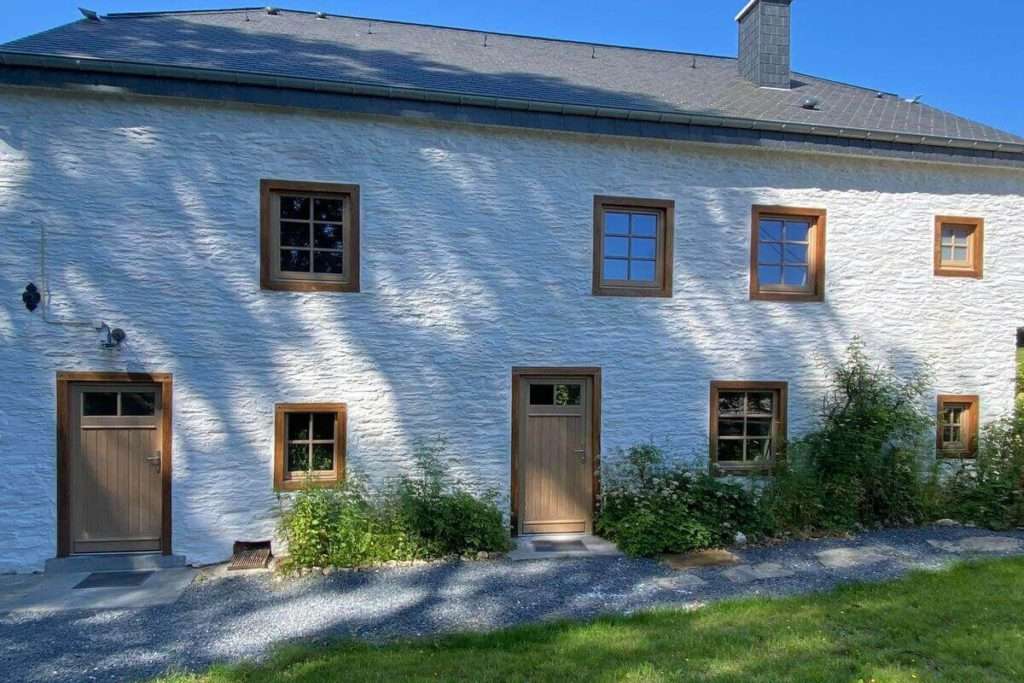 Découvrez l'authenticité et la chaleur du bois avec nos châssis de fenêtre en bois sur mesure. Découvrez le showroom de l'Atelier de la fenêtre à Beauraing en Famenne.