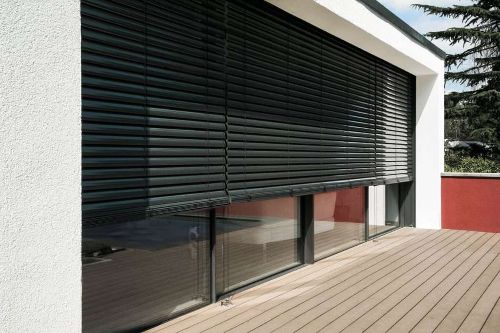 Nos brise-soleil pour moduler la lumière et conserver la fraîcheur dans votre habitation. Atelier de la fenêtre Beauraing en Famenne.