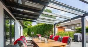 Pergolas bioclimatiques réalisées sur mesure par l'Atelier de la fenêtre à Beauraing en Famenne.