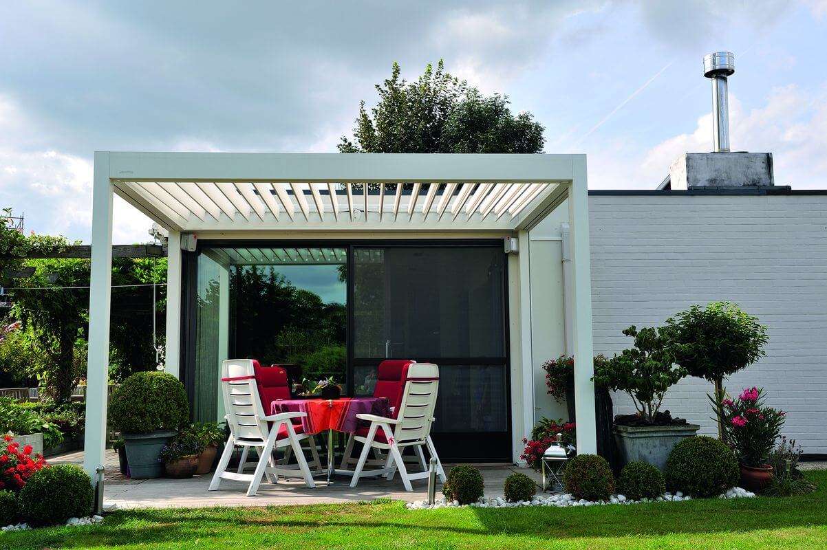Nos pergolas sont bien plus qu’une simple extension de votre espace de vie extérieur, elles incarnent une invitation à la détente, à la convivialité et à la communion avec la nature. A découvrir à l’Atelier de la fenêtre à Beauraing en Famenne