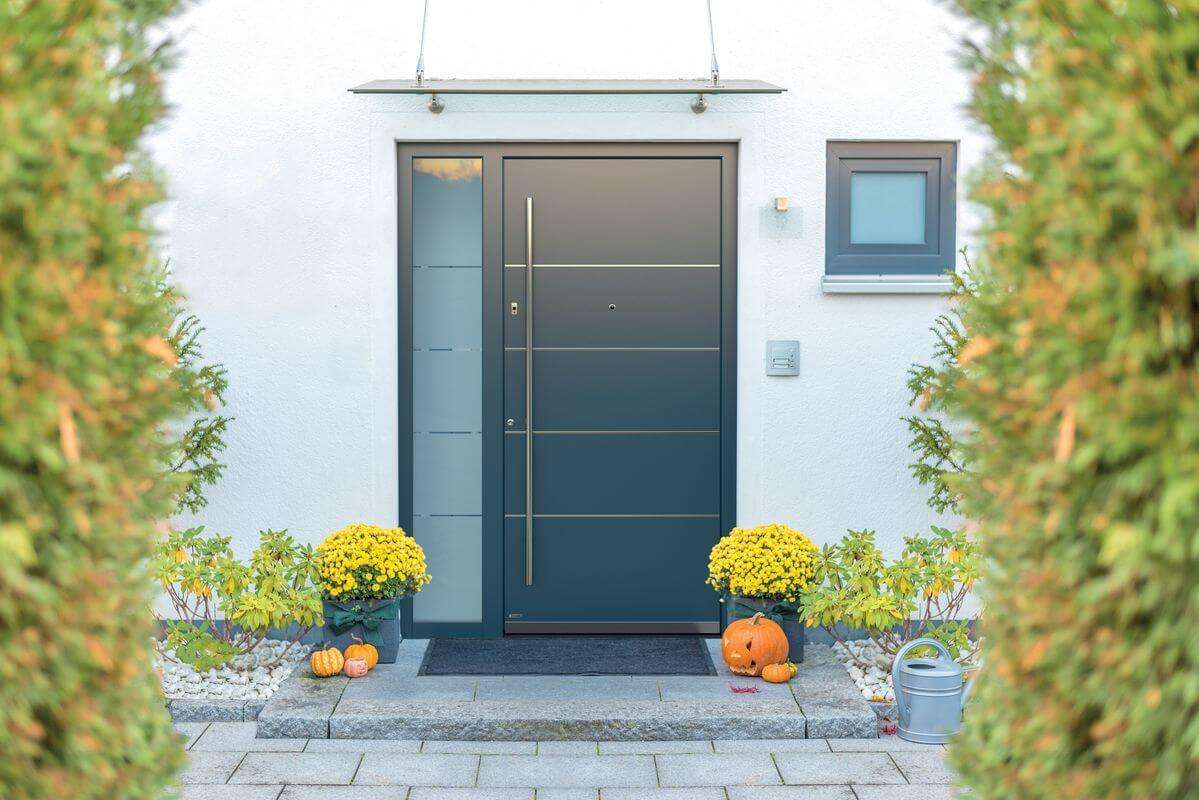 Portes d'entrées en Aluminium de chez Pirnar. Réalisation l'Atelier de la fenêtre à Beauraing en Famenne. Portes PVC, bois ou Aluminium. Showroom Pondrôme.