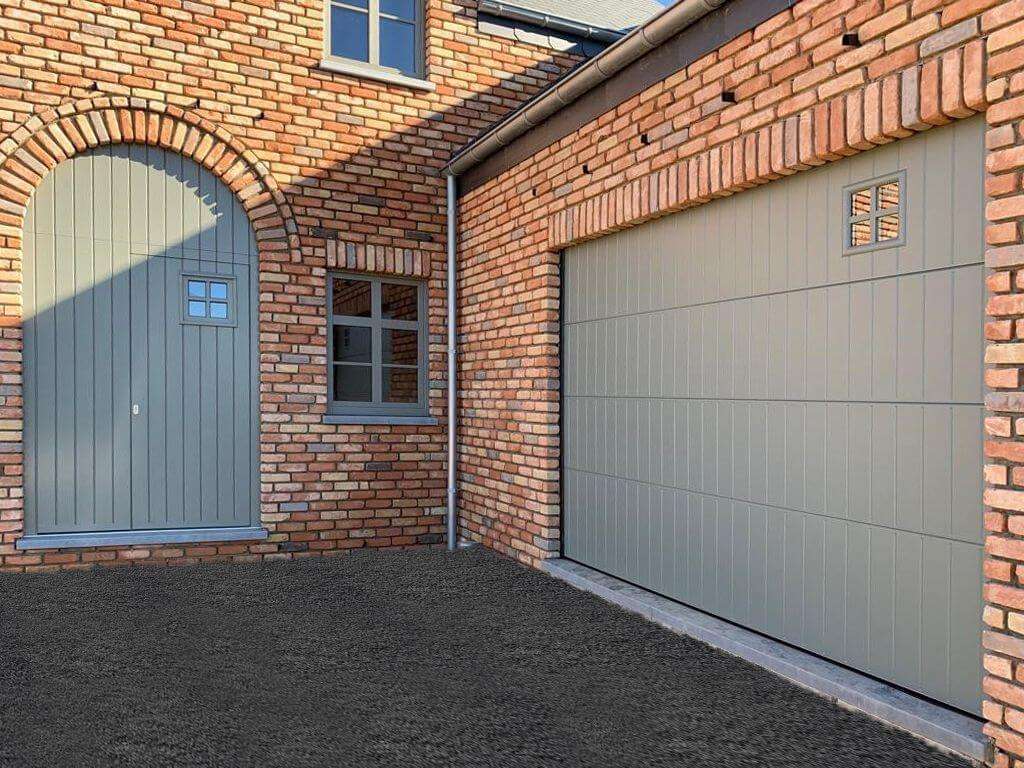 Porte de garage en PVC avec lucarne. Réalisation l'Atelier de la fenêtre à Beauraing en Famenne. Découvrez nos solutions de portes de garage en PVC, bois ou Aluminium. Showroom