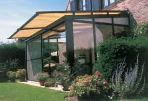 Protection pour vérandas sur mesure réalise à l'Atelier de la fenêtre à Beauraing en Famenne. Protégez vous du soleil avec nos stores sur mesure.