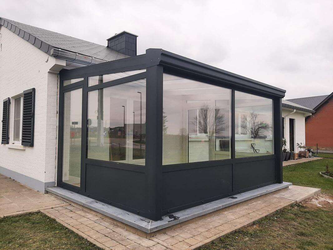 Extensions de maison avec une véranda réalisée sur mesure par l'Atelier de la fenêtre à Beauraing en Famenne.