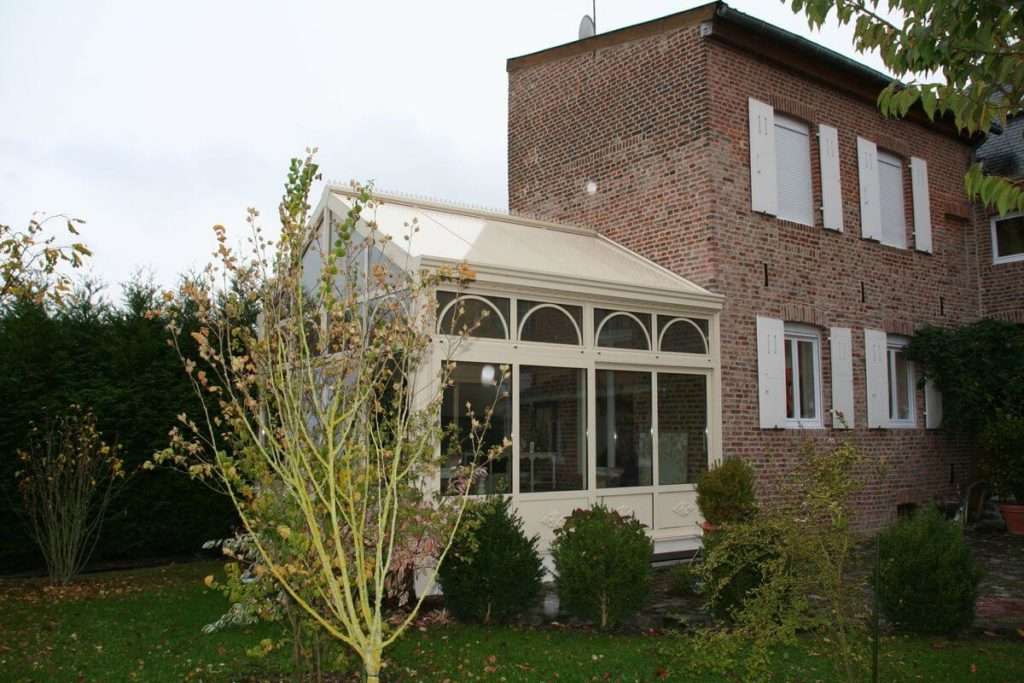 Extensions de maison avec une véranda réalisée sur mesure par l'Atelier de la fenêtre à Beauraing en Famenne.