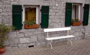 Les volets battants évoquent un riche héritage esthétique tout en répondant aux besoins modernes. A découvrir à l'Atelier de la fenêtre à Beauraing en Famenne