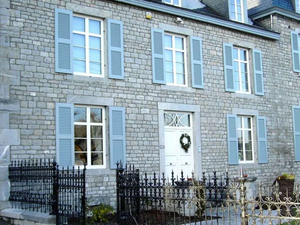 Les volets battants évoquent un riche héritage esthétique tout en répondant aux besoins modernes. A découvrir à l'Atelier de la fenêtre à Beauraing en Famenne