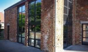 Les châssis mixtes PVC et Aluminium représentent une fusion harmonieuse entre la performance du PVC et la modernité et l’esthétique de l’aluminium. Réalisé par l'Atelier de la fenêtre à Beauraing en Famenne