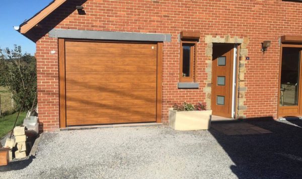 Porte de garage en bois. Réalisation l'Atelier de la fenêtre à Beauraing en Famenne. Découvrez nos solutions de portes de garage en PVC, bois ou Aluminium. Showroom Pondrôme.