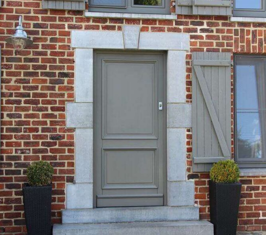 Porte d'entrée sur mesure. Réalisation l'Atelier de la fenêtre à Beauraing en Famenne. Portes PVC, bois ou Aluminium. Showroom Pondrôme.