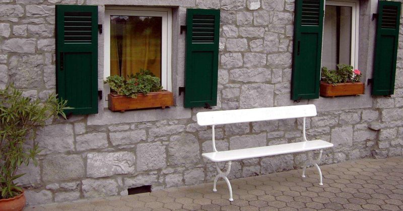 atelier-de-la-fenetre-pose-Volets battants-Falmagne Les volets battants évoquent un riche héritage esthétique tout en répondant aux besoins modernes. A découvrir à l'Atelier de la fenêtre à Beauraing en Famenne