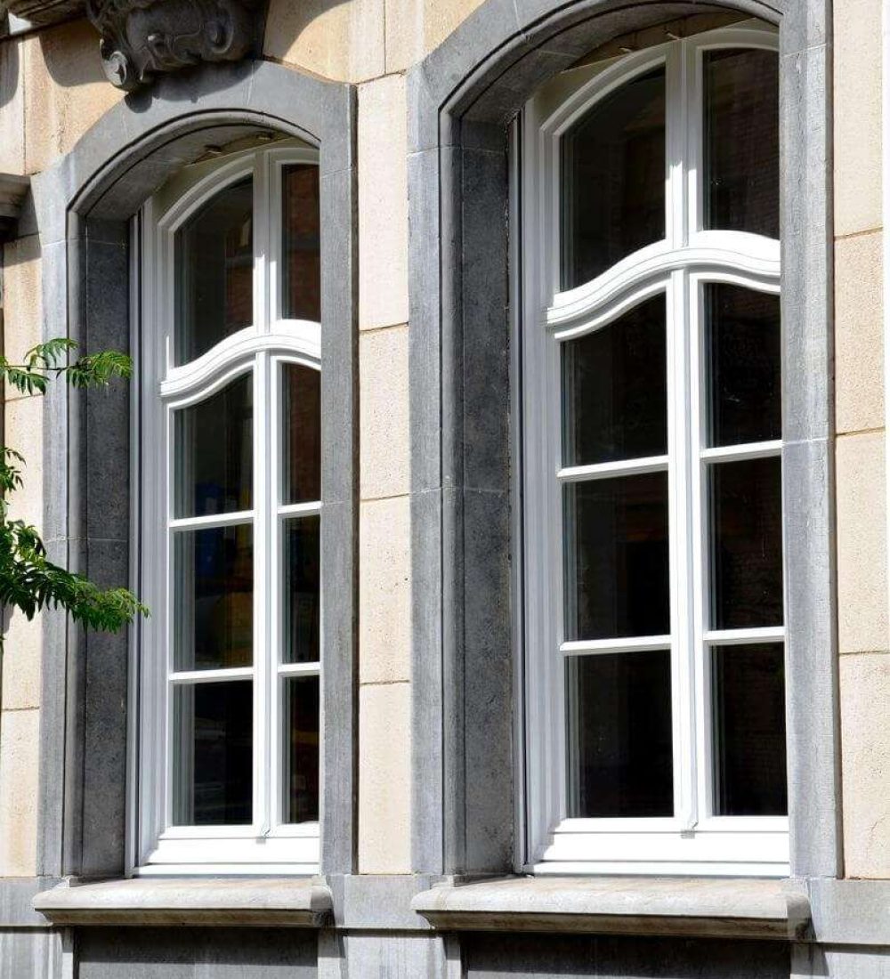 Découvrez l'authenticité et la chaleur du bois avec nos châssis de fenêtre en bois sur mesure. Découvrez le showroom de l'Atelier de la fenêtre à Beauraing en Famenne.